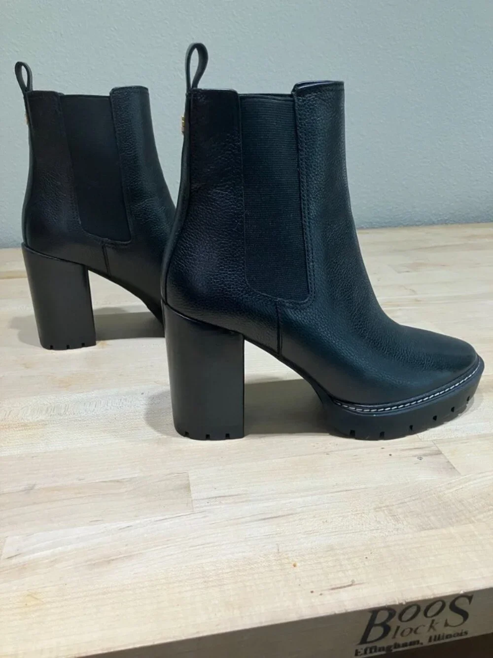 Tory Burch Chelsea Lug Bootie, size 9